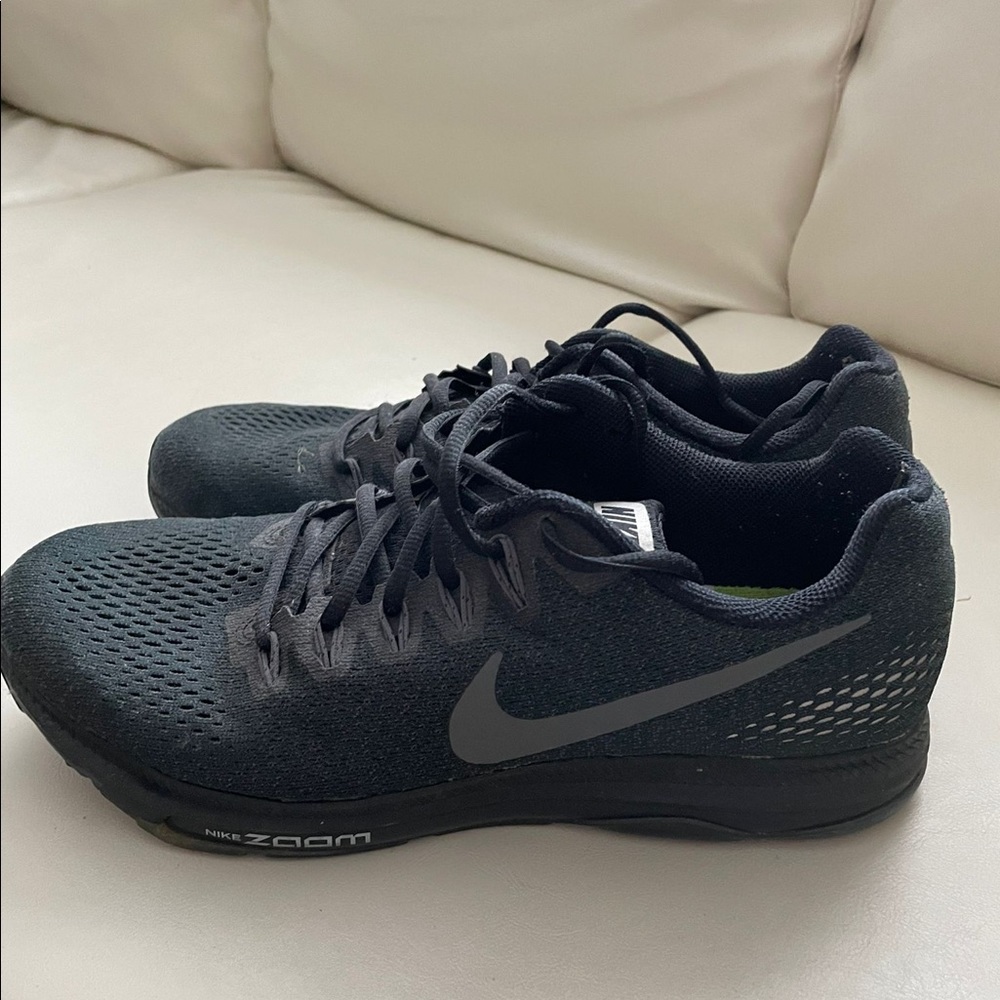 Mens sneakers, right shoe lost the air out of the sole but totally wearable